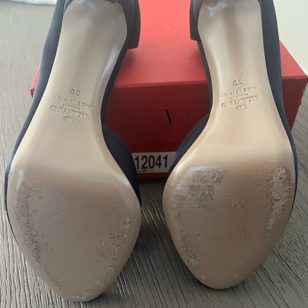 Valentino satin navy heels. Size 39 - Picture 4 of 10